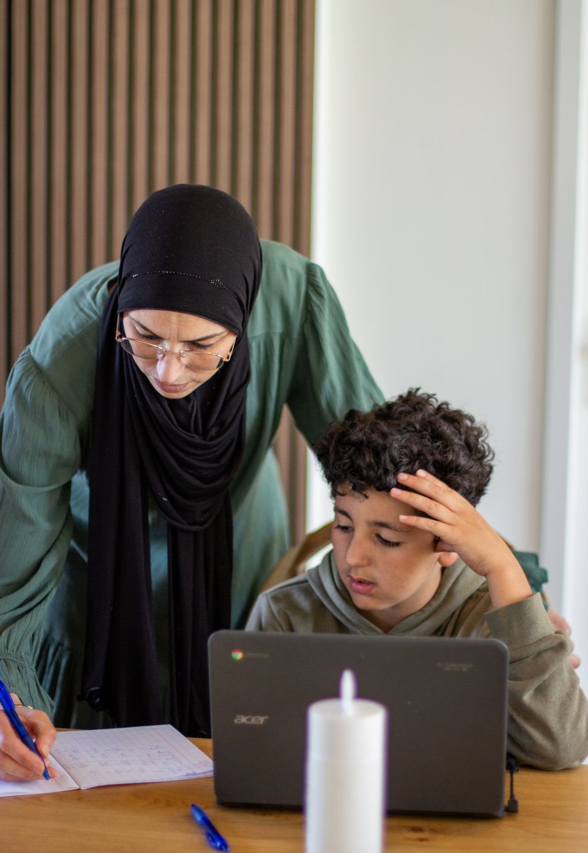 Bijlesdocent en leerling aan het werk bij WIJs